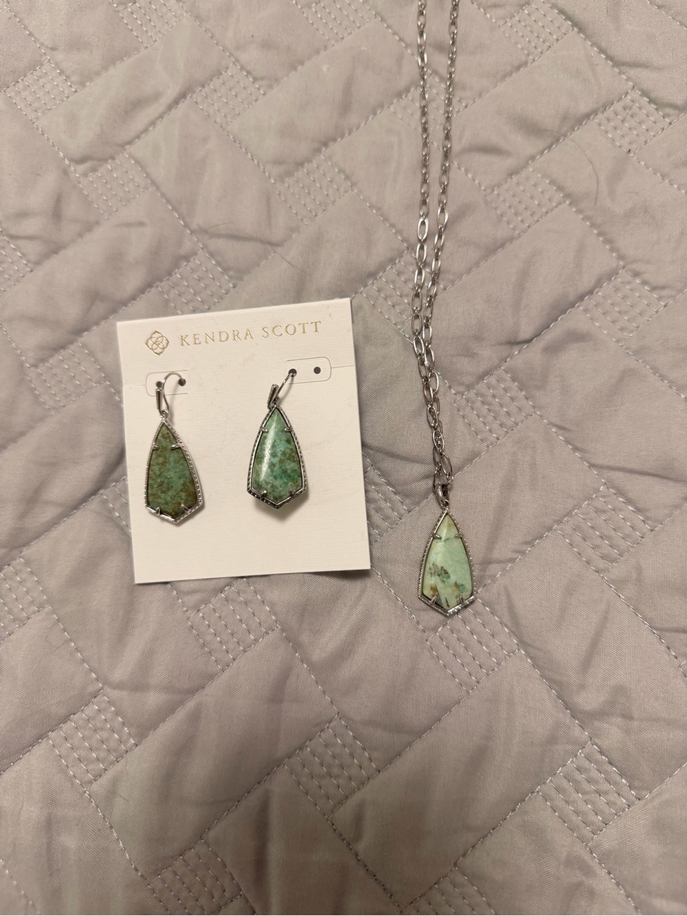 Kendra Scott Camry Drop Earrings Silver Green Stone NWT w/ Pouch